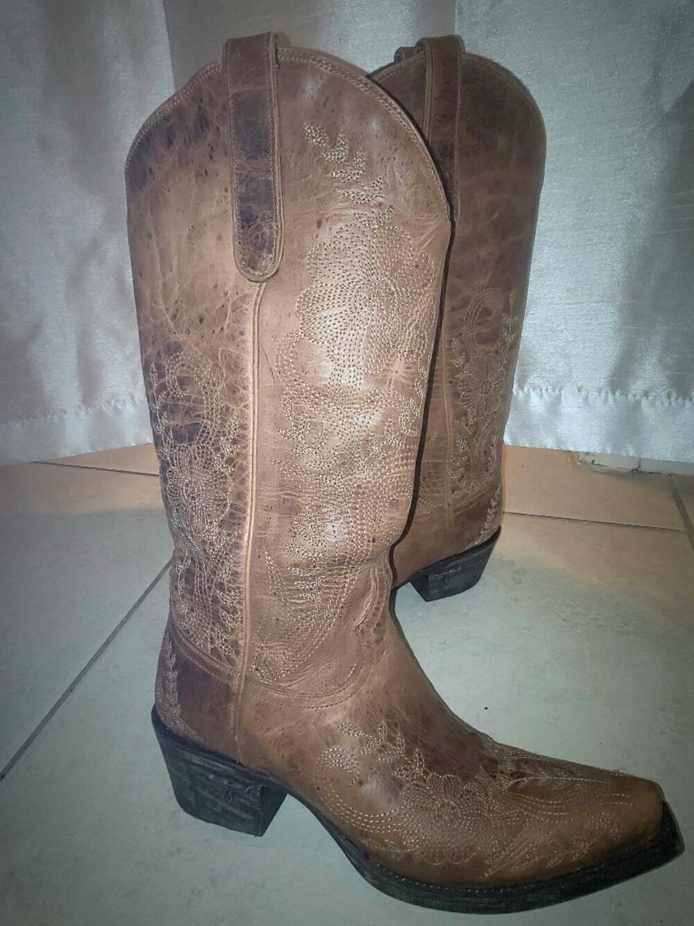 Lane Flower detail cowboy boots